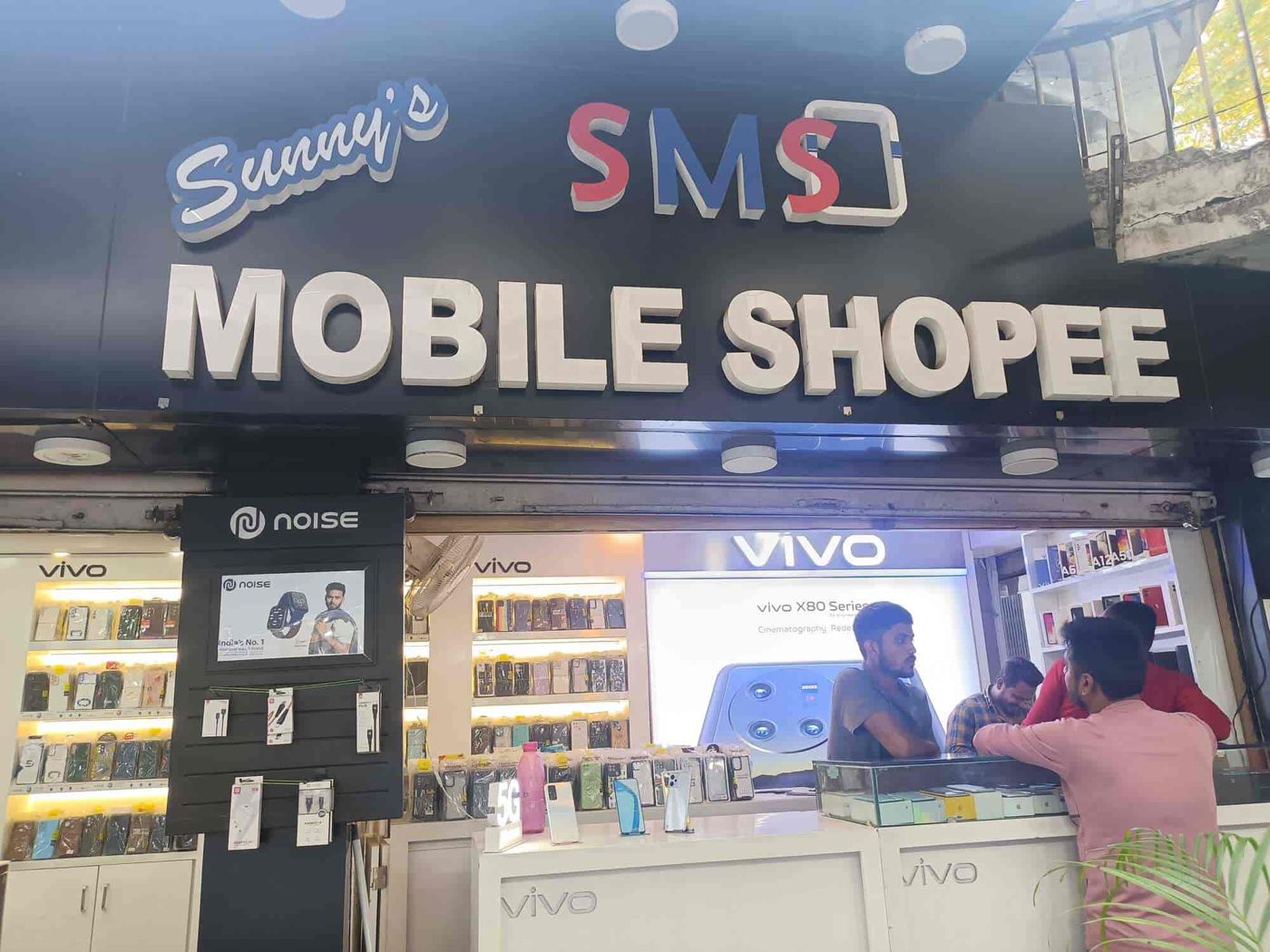 Sunny's Mobile Shoppee storefront with the SMS sign and vivo counter